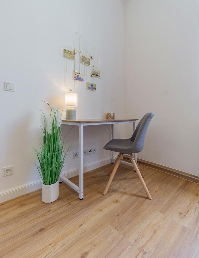 Modernes Apartment - Zentral, Ruhig, Wlan, Netflix, Kueche, Schreibtisch, Parkplatz, Waschtrockner Cottbus Exterior foto